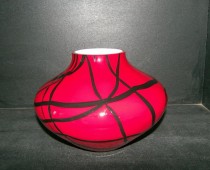 Váza nízká široká červenočerná 19cm.