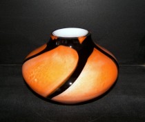 Niedrige Vase 19 cm breit orange und schwarz.