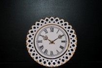 Uhr aus rosa Porzellan geschnitzt Byzanz 24 cm für die Wand.