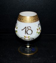 Jahresglas 18. Jubiläumsglas weiß, mit Vergoldung und Blumen verziert.
